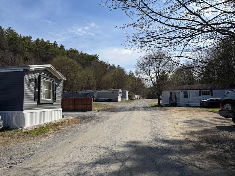 384 Lake Ave, Lake Luzerne, NY à vendre - Photo du bâtiment - Image 3 de 7
