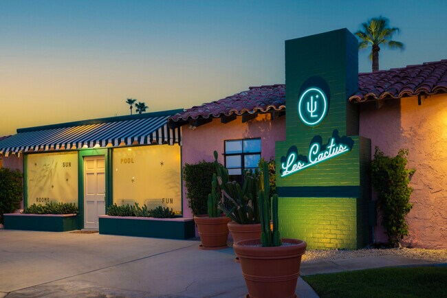 Plus de détails pour 555 S Warm Sands Dr, Palm Springs, CA - Services hôteliers à vendre