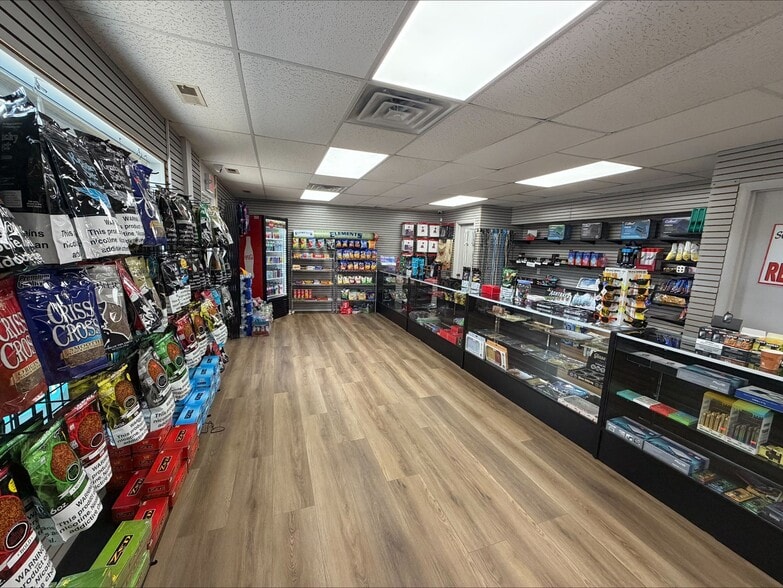 6185 Dixie Hwy, Bridgeport, MI à vendre - Photo intérieure - Image 2 de 7