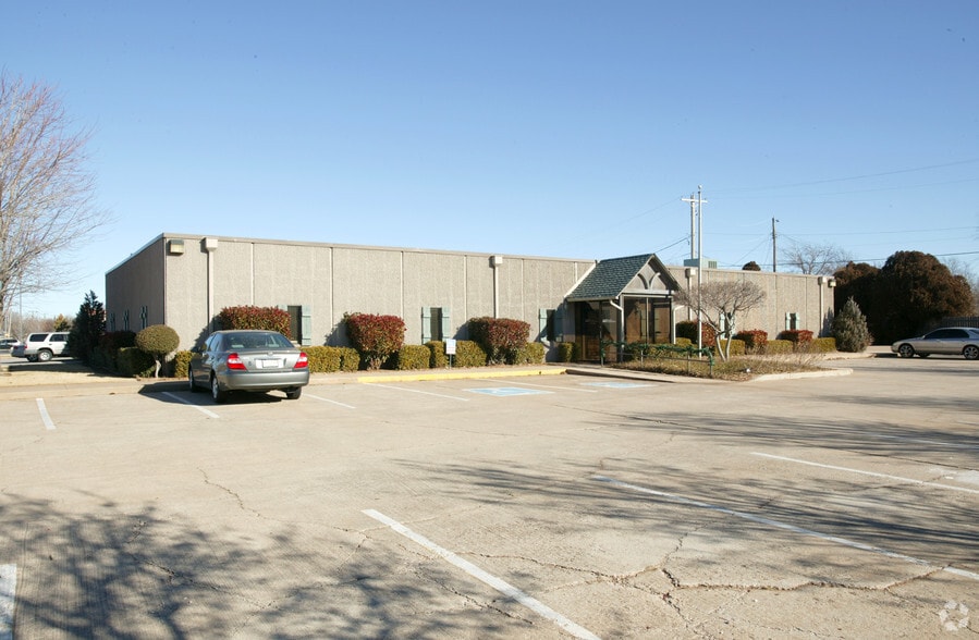2110-2120 S Broadway, Edmond, OK for lease - Building Photo - Image 3 of 19