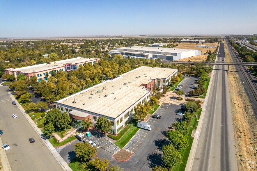 202 Cousteau Pl, Davis, CA à louer - Aérien - Image 3 de 12