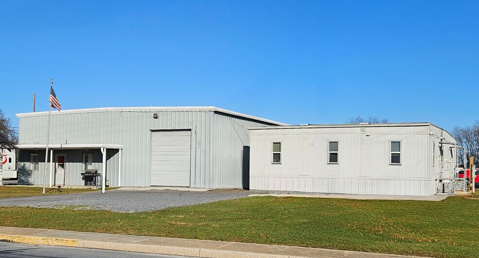 1607 Industrial Dr, Carlisle, PA à louer - Photo du bâtiment - Image 1 de 9