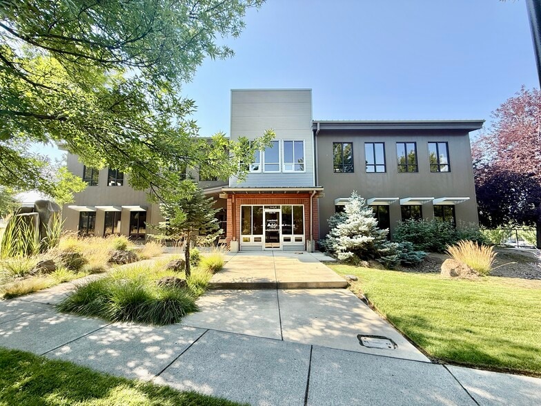 255 SW Bluff Dr, Bend, OR à vendre - Photo du bâtiment - Image 2 de 12