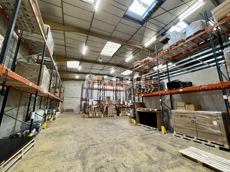 Retail in Irigny for lease - Interior Photo - Image 2 of 8