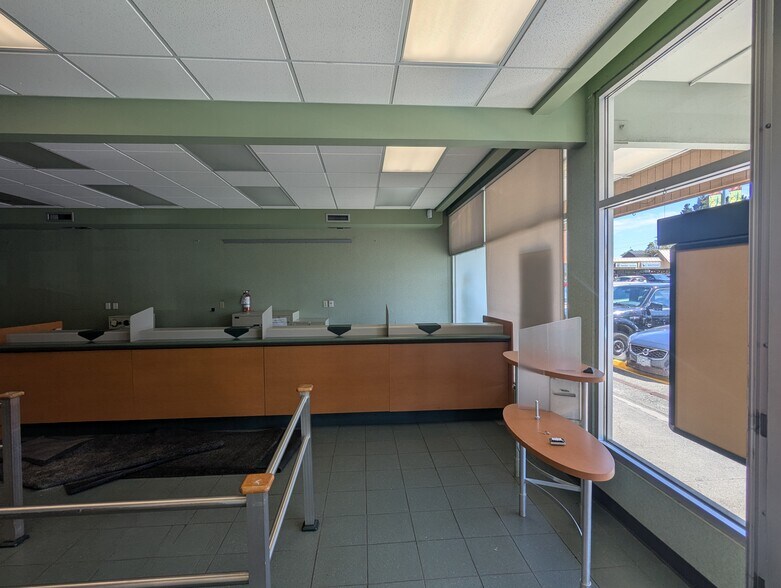 1516-1590 Fairfield Rd, Victoria, BC à louer - Photo intérieure - Image 3 de 5