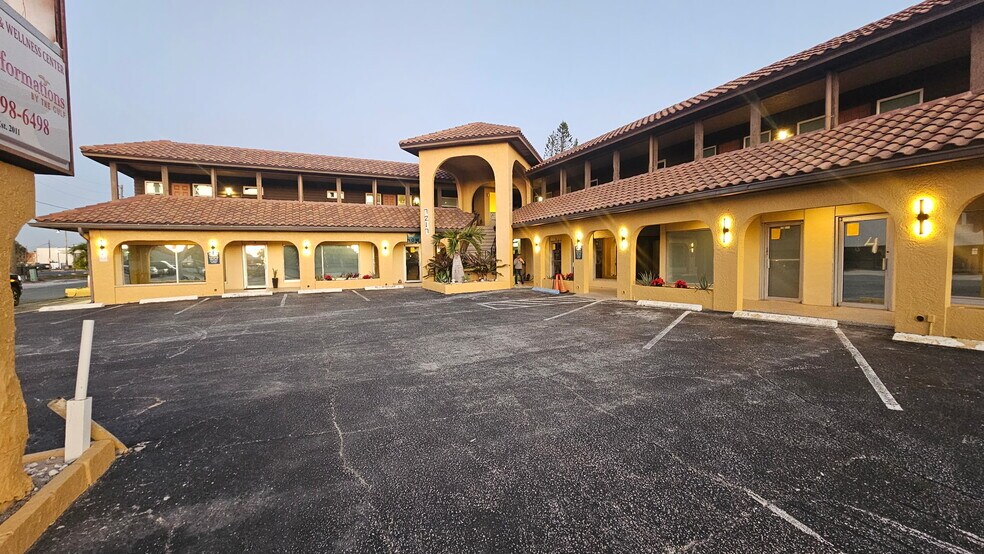 7217 Gulf Blvd, Saint Petersburg, FL à louer - Photo du bâtiment - Image 2 de 6