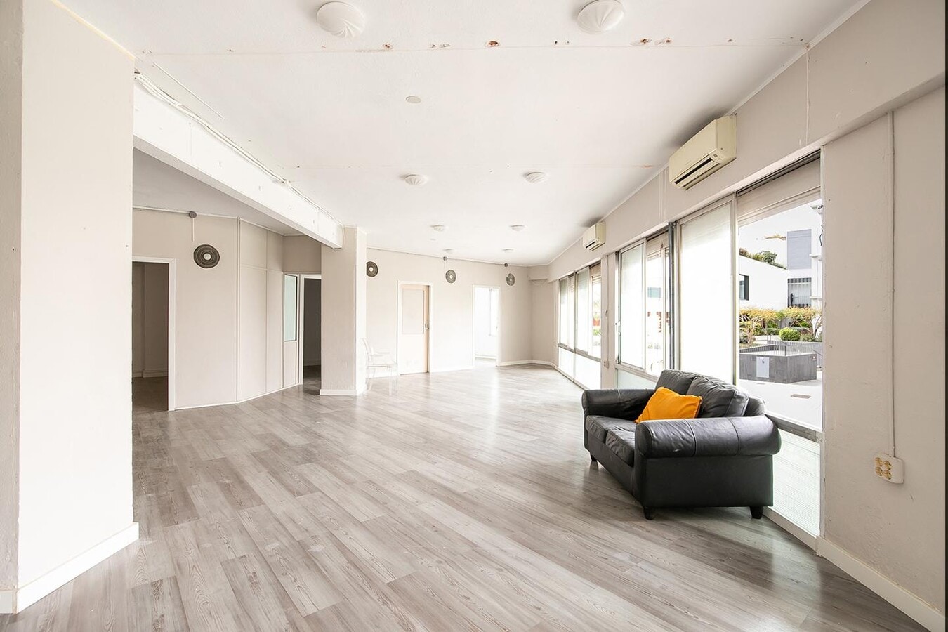 Barcelona, BAR 08018 - - - Interior Photo - Image 1 of 15