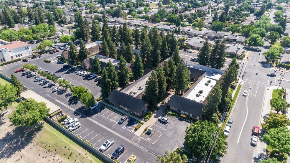 6215 N Fresno St, Fresno, CA à louer - Photo du bâtiment - Image 3 de 29