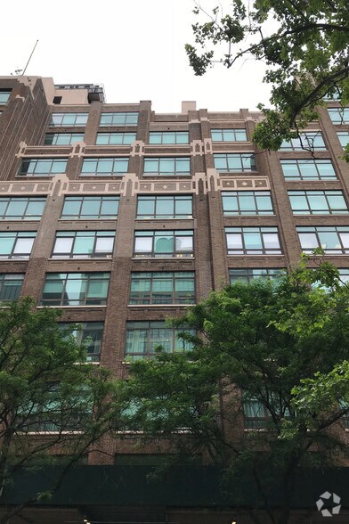 305 E 47th St, New York, NY à louer - Photo du bâtiment - Image 3 de 6