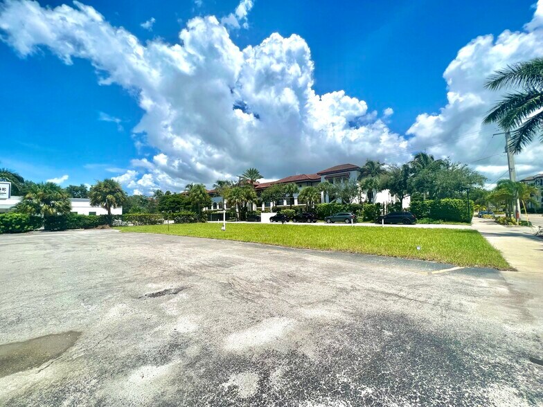 271 9th St S, Naples, FL à vendre - Photo du bâtiment - Image 3 de 3