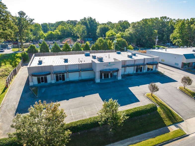 1288 Sycamore View Rd, Memphis, TN for sale - Primary Photo - Image 1 of 32