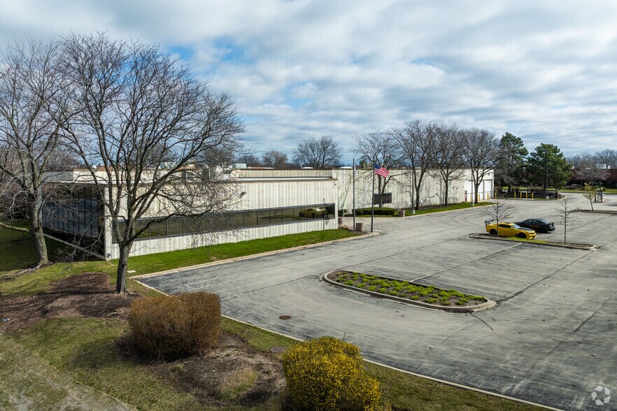851 Feehanville Dr, Mount Prospect, IL à vendre - Photo du bâtiment - Image 3 de 5