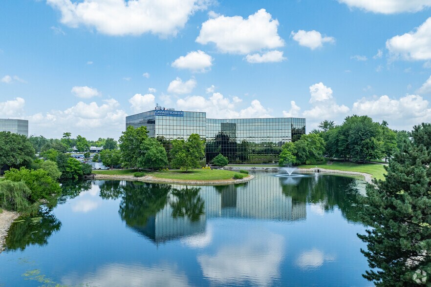 4555 Lake Forest Dr, Blue Ash, OH à louer - Photo du bâtiment - Image 2 de 20