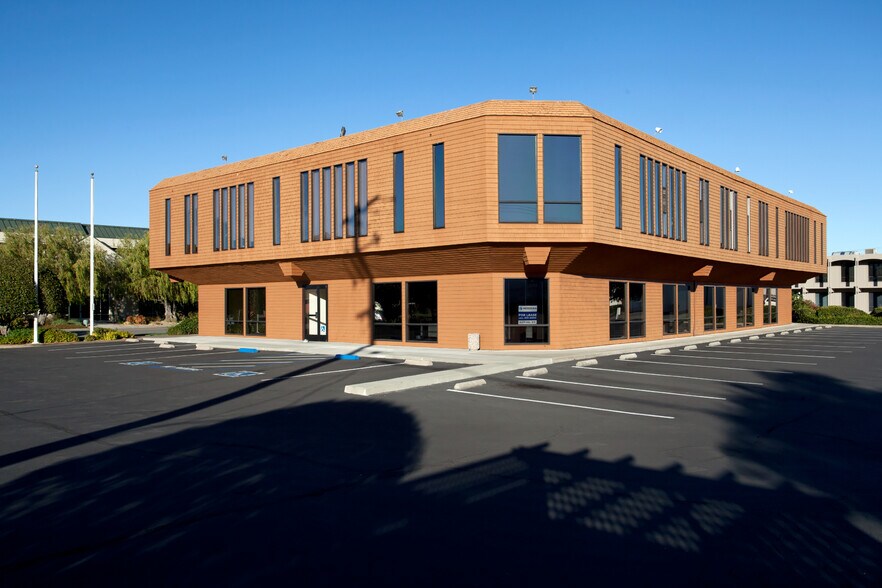 68 Mitchell Blvd, San Rafael, CA à louer - Photo du bâtiment - Image 3 de 9