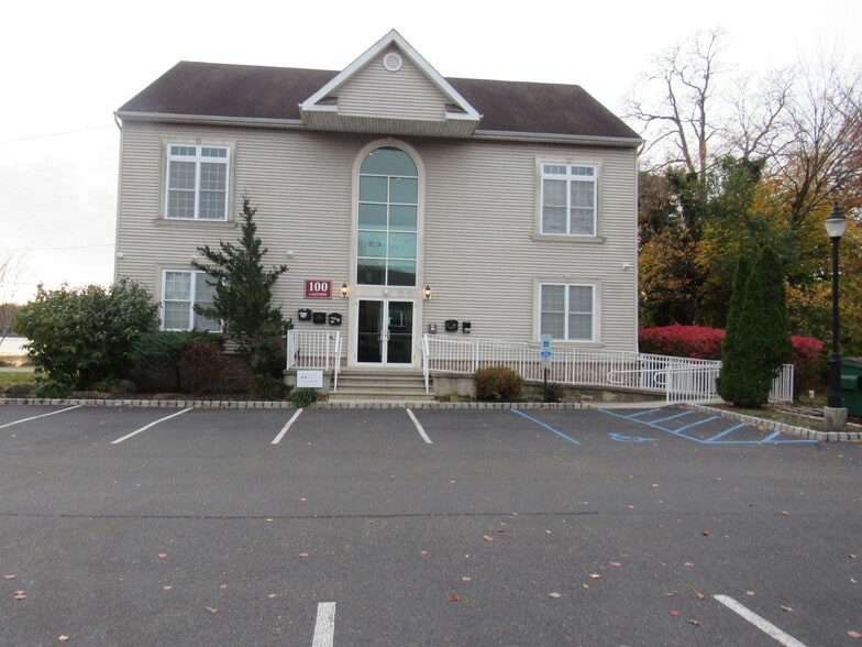 100 Lakeview Ave, Jamesburg, NJ à louer - Photo principale - Image 1 de 2