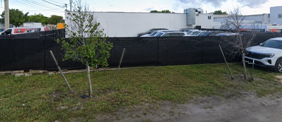 204 NW 3rd Ave, Hallandale Beach, FL for lease - Building Photo - Image 2 of 2