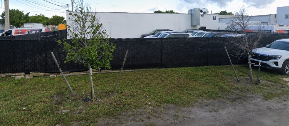 204 NW 3rd Ave, Hallandale Beach, FL à louer - Photo du bâtiment - Image 2 de 2