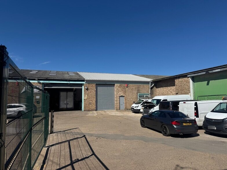 Crabtree Rd, Egham à vendre - Photo du bâtiment - Image 3 de 3