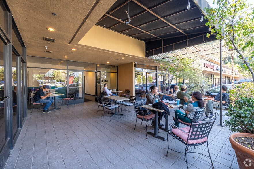 3535 Cahuenga Blvd W, Studio City, CA à louer - Hall d’entrée - Image 3 de 17