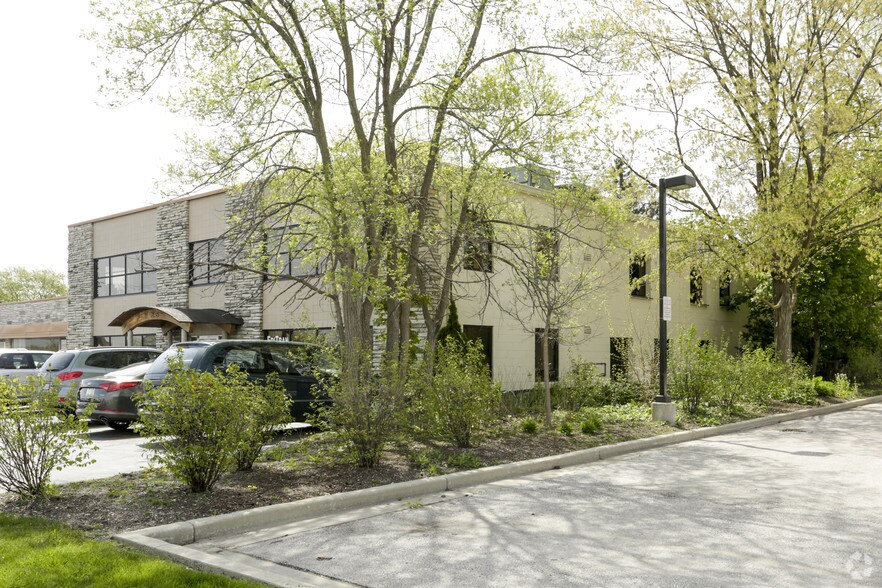 12645 W Burleigh Rd, Brookfield, WI à louer - Photo du bâtiment - Image 3 de 27