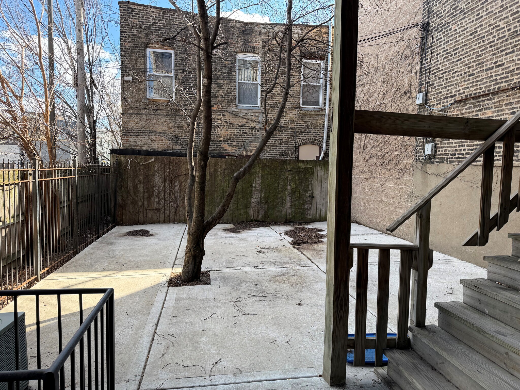 2057 W Chicago Ave, Chicago, IL for lease Primary Photo- Image 1 of 2