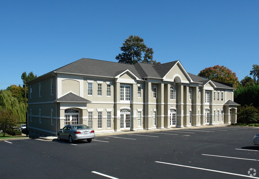 707 Westchester Dr, High Point, NC for lease - Primary Photo - Image 1 of 6