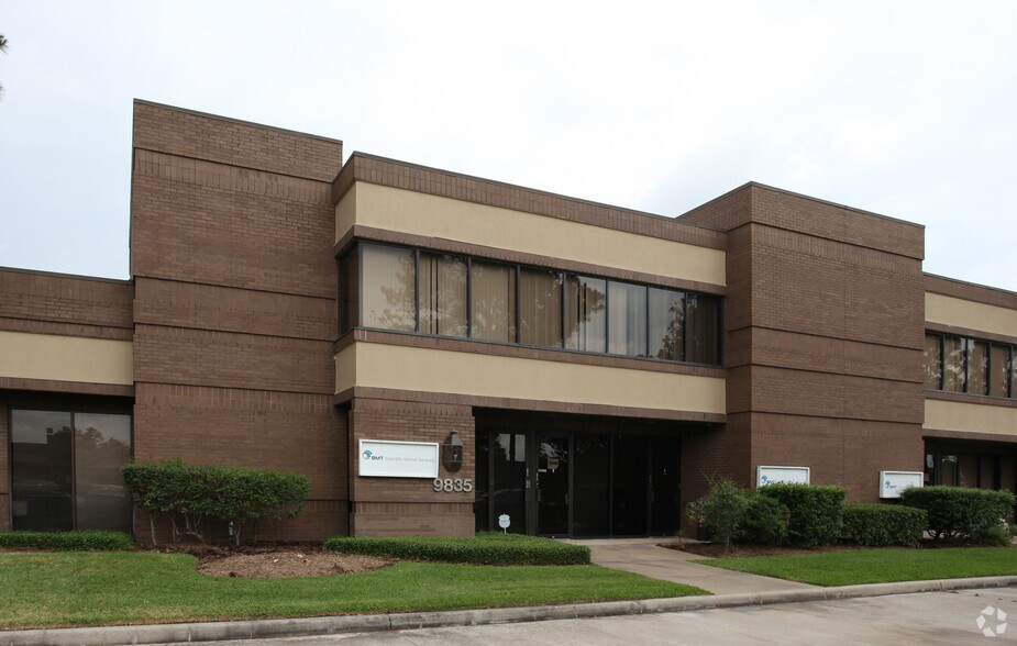 9835 Whithorn Dr, Houston, TX à louer - Photo du bâtiment - Image 3 de 5