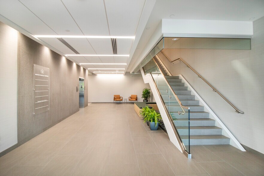 800 N Mayfair Rd, Wauwatosa, WI à louer - Hall d’entrée - Image 2 de 4