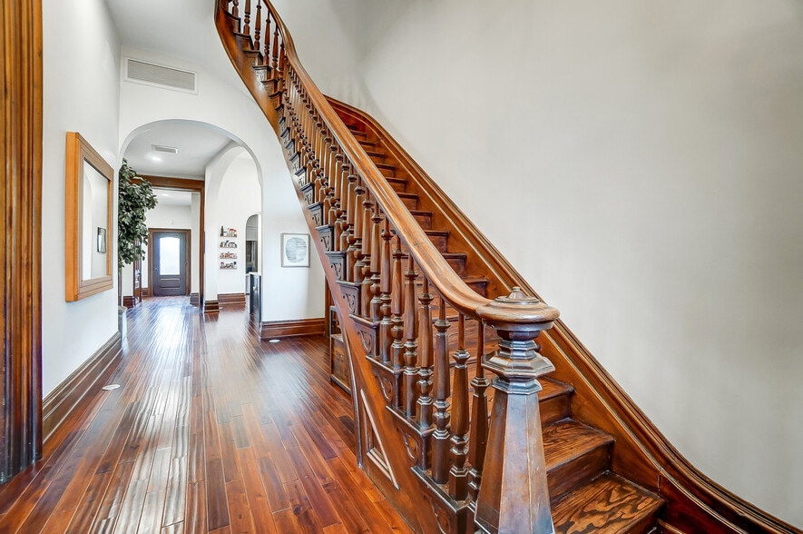 208 W Monument Ave, Dayton, OH for sale - Interior Photo - Image 3 of 47