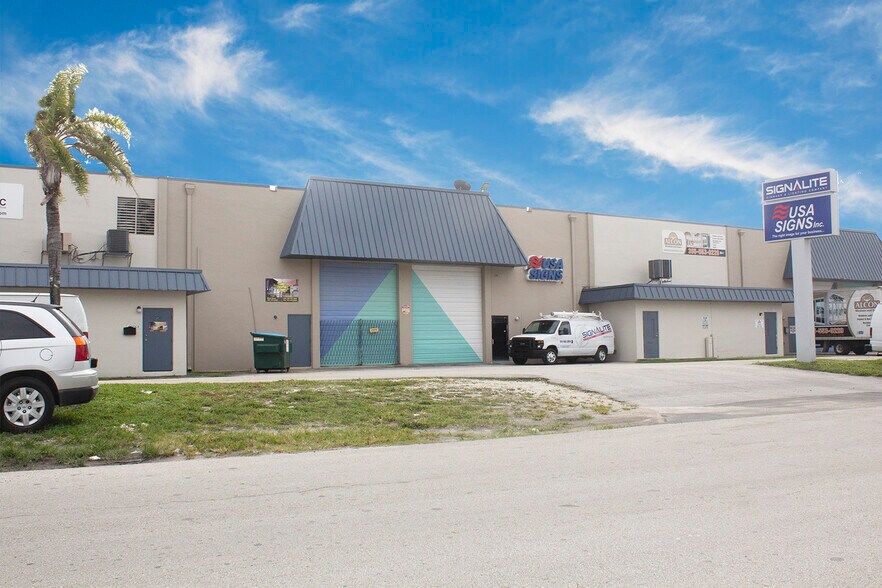 7301-7325 NW 46th St, Miami, FL à louer - Photo du bâtiment - Image 2 de 9