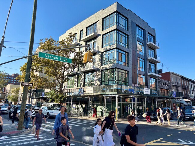 Plus de détails pour 49-18 Vernon Blvd, Long Island City, NY - Commerce de détail à louer