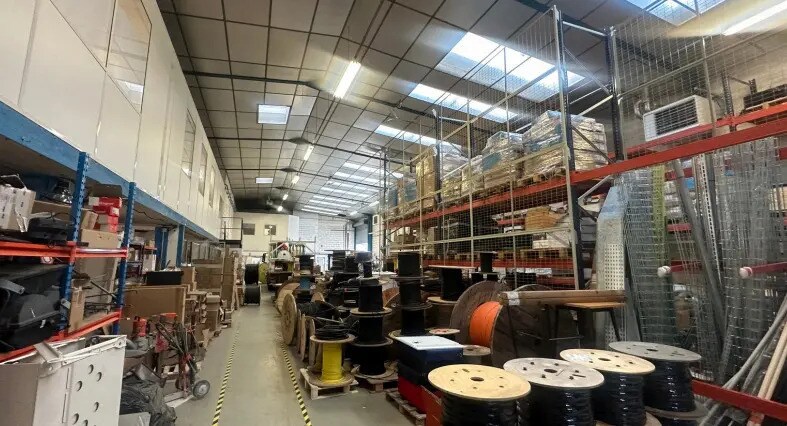 Flex in Chassieu for lease - Interior Photo - Image 2 of 6