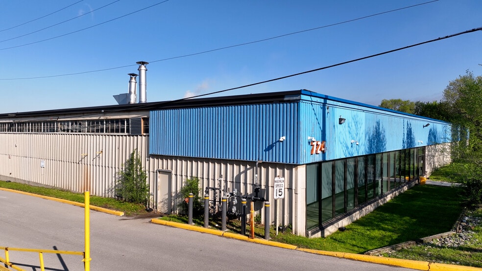 724 Caledonia Rd, Toronto, ON à louer - Vidéo aérienne - Image 2 de 45