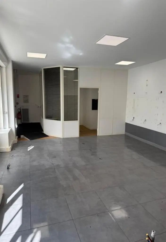 Retail in Paris for lease Interior Photo- Image 1 of 7