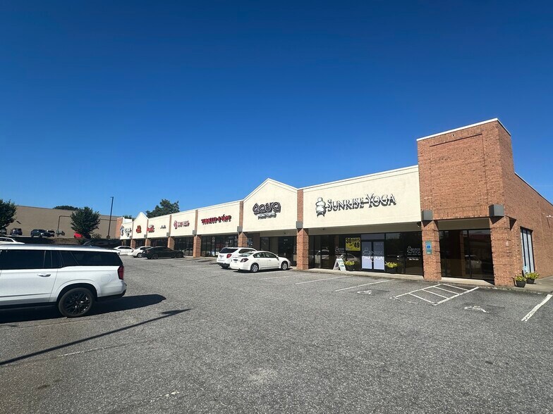 6311 Stadium Dr, Clemmons, NC à louer - Photo du bâtiment - Image 2 de 4