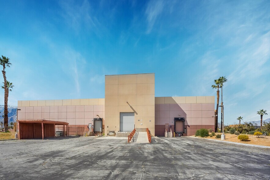 750 N Gene Autry Trl, Palm Springs, CA à vendre - Photo du bâtiment - Image 2 de 17
