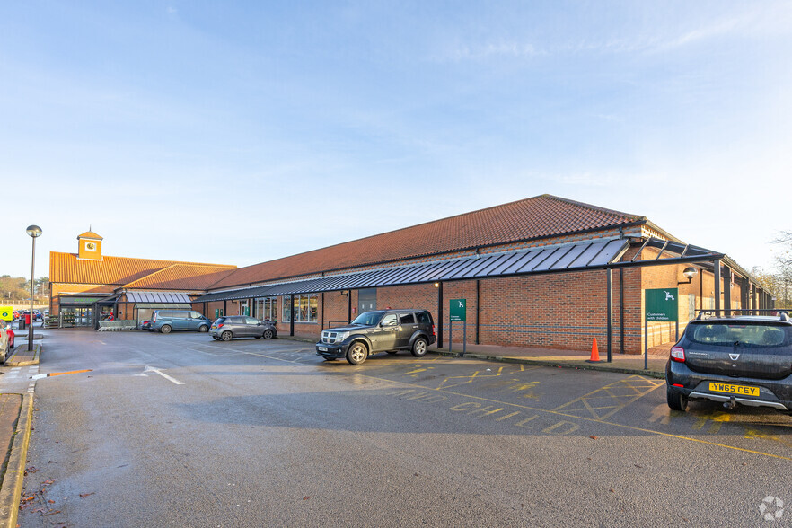 1-2 Willerby Shopping Park, Hull for sale - Building Photo - Image 2 of 4