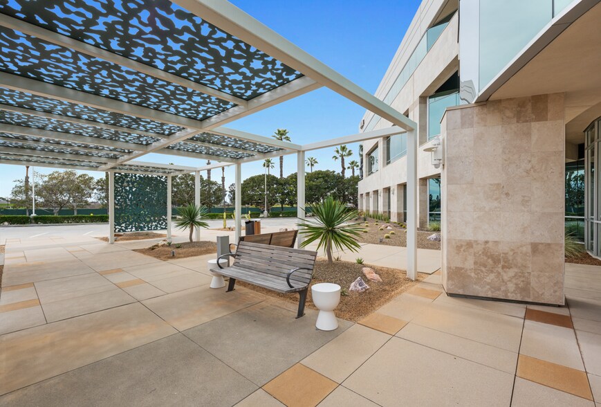 5855 Copley Dr, San Diego, CA à louer - Photo du bâtiment - Image 3 de 12