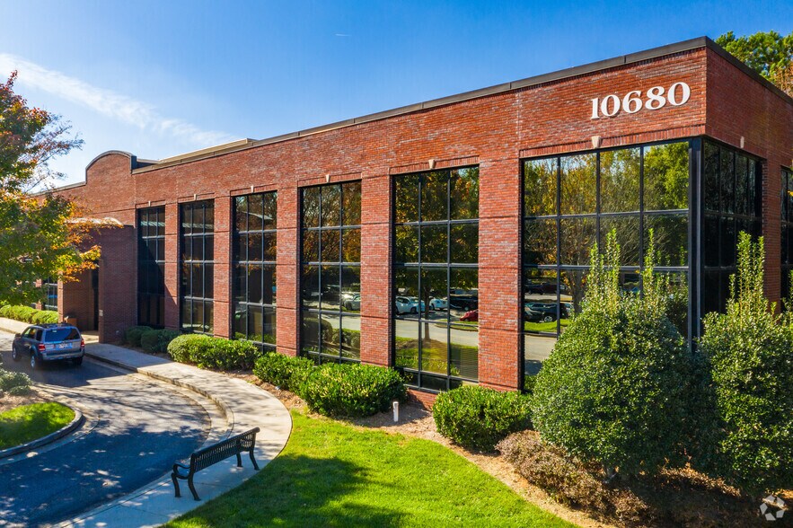 10680 Medlock Bridge Rd, Duluth, GA à louer - Photo du bâtiment - Image 3 de 10