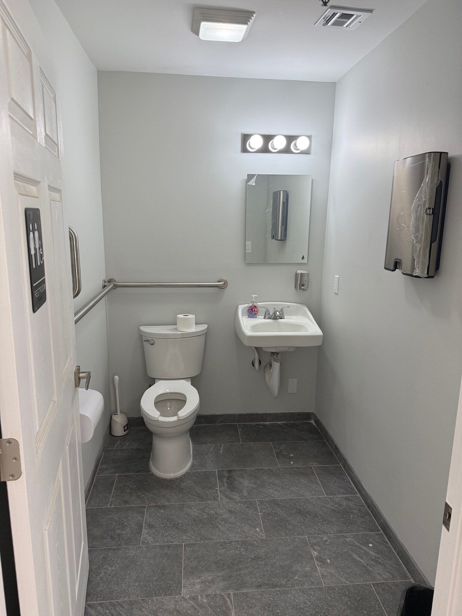 419-437 Hawkins Ave, Ronkonkoma, NY for sale Interior Photo- Image 1 of 7