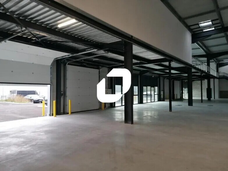 Flex in Saint-Laurent-de-Mure for lease - Interior Photo - Image 2 of 9