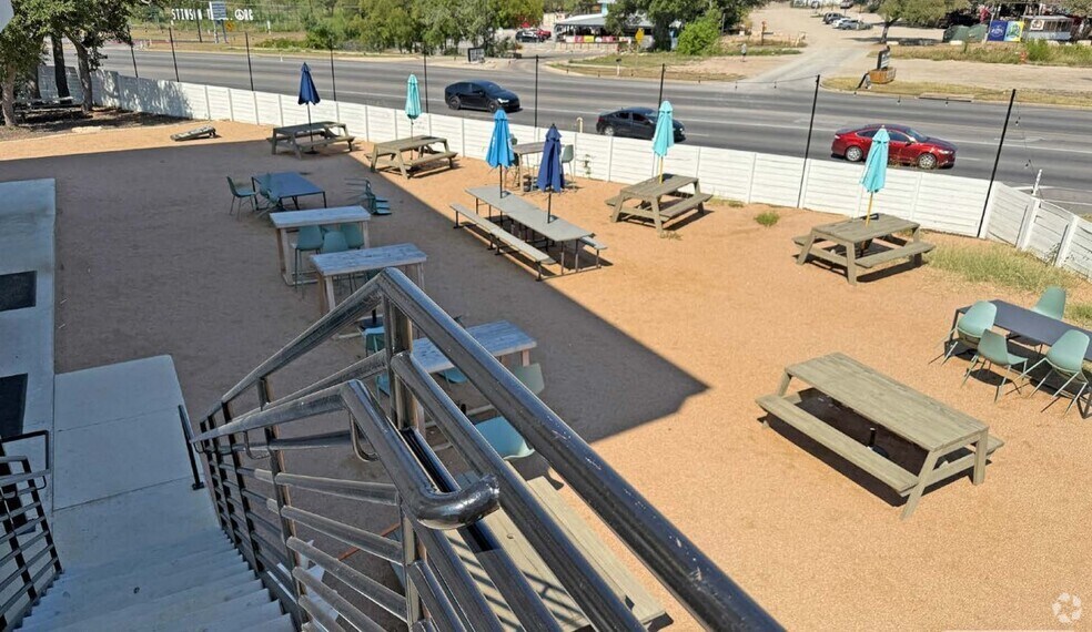 10701 Menchaca Rd, Austin, TX à louer - Photo du bâtiment - Image 3 de 7