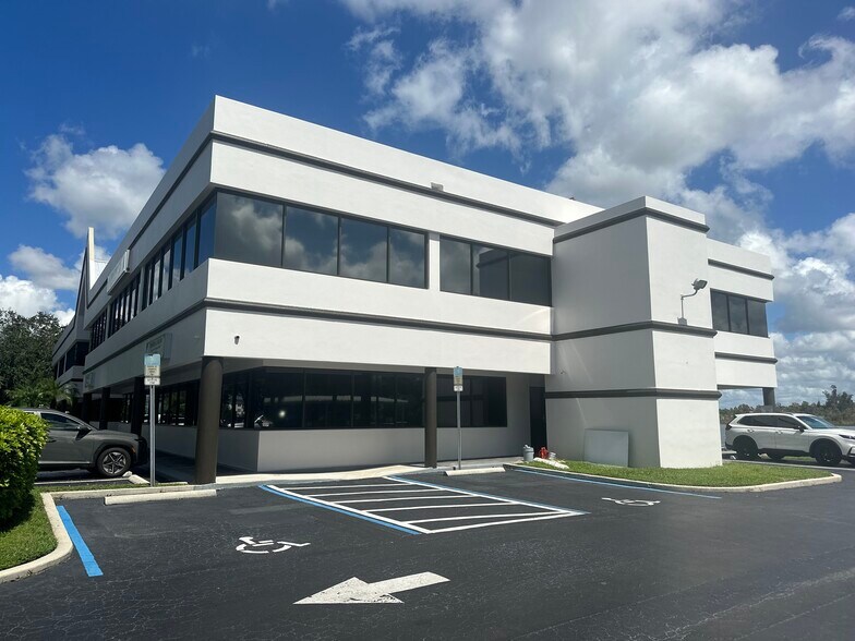 17595 S Tamiami Trl, Fort Myers, FL à louer - Photo du bâtiment - Image 2 de 22