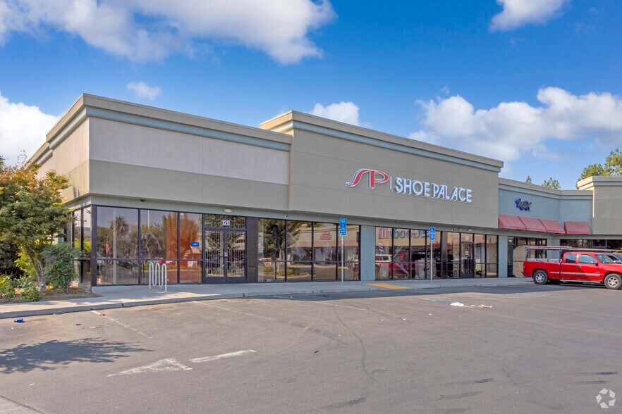 E Kings Canyon Rd, Fresno, CA à louer - Photo du bâtiment - Image 3 de 6