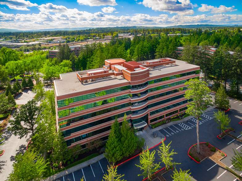 2 Centerpointe Dr, Lake Oswego, OR à louer - Photo du bâtiment - Image 2 de 10