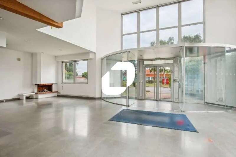 Office in La Courneuve for lease Lobby- Image 1 of 13