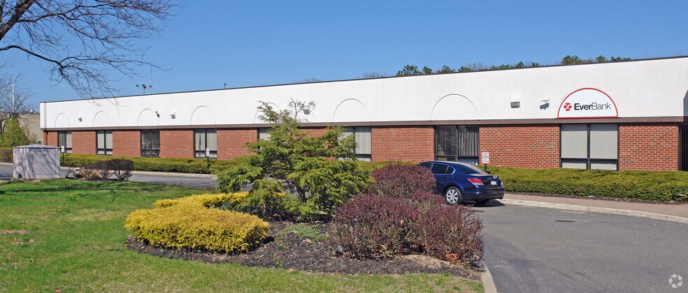 11 Oval Dr, Islandia, NY for lease - Building Photo - Image 2 of 6