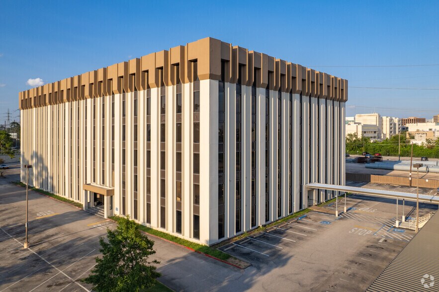 1919 N Loop W, Houston, TX à louer - Photo du bâtiment - Image 3 de 20