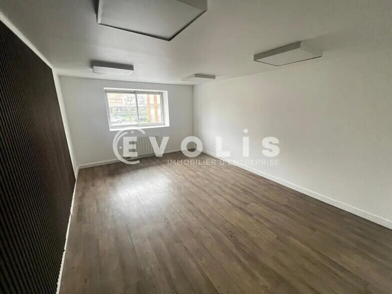 Flex in Lisses for lease - Interior Photo - Image 3 of 9