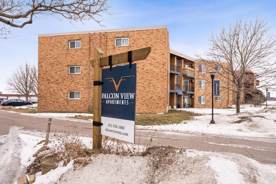 1800 Larpenteur Ave W, Falcon Heights, MN for sale - Building Photo - Image 2 of 23